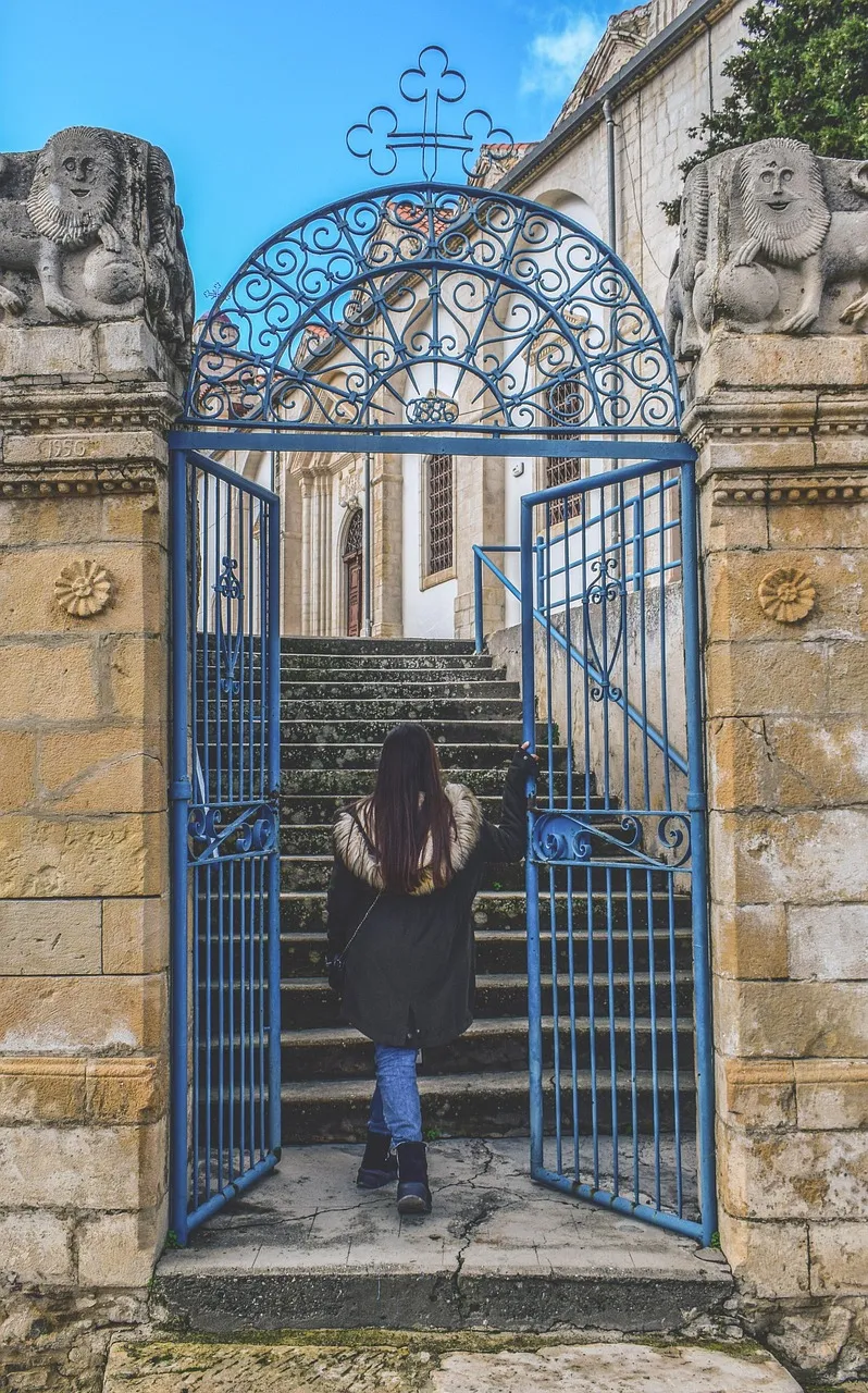 The Best Stair Gates For Dogs Listed and Buying Guide