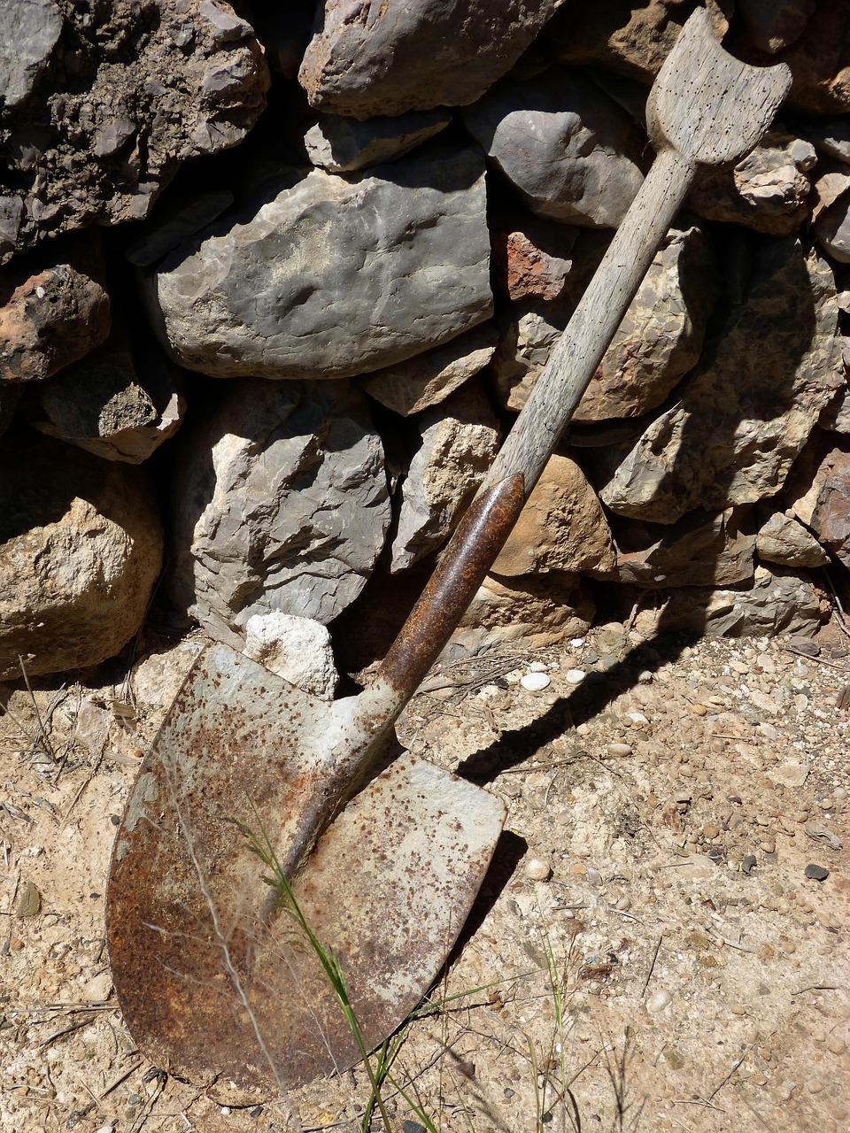 14 Best Backpacking Shovels for Camping and Tactical Use